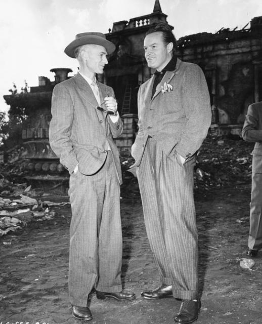 Ernie Pyle and Bob Hope on set of 'The Story of G.I. Joe"