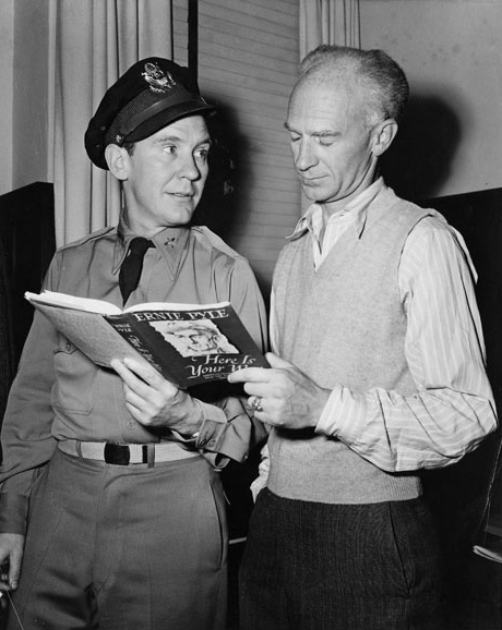 Ernie Pyle and Burgess Meredith on set